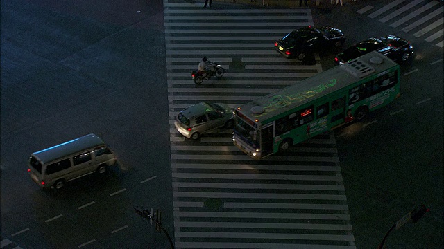 在长崎市的一个交通十字路口的夜间拍摄。视频素材