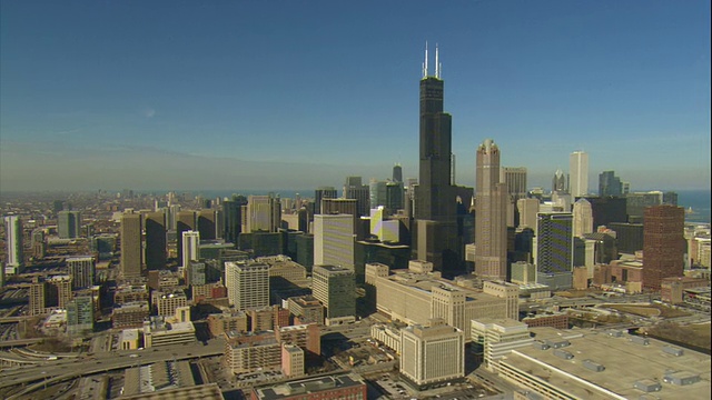 航拍-晚冬的下午广角拍摄的芝加哥天际线的西部，包括威利斯大厦。视频下载