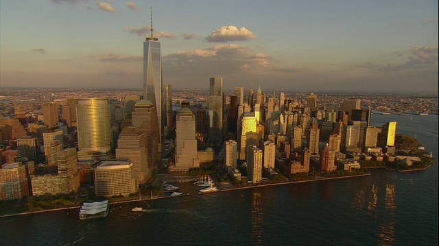 空中-傍晚的阳光反射下曼哈顿和自由塔的建筑。视频素材