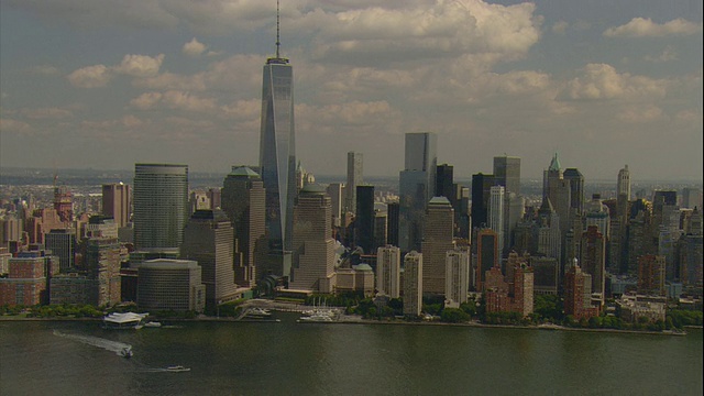 从空中到下午三点左右，从自由塔缓慢起飞，展示曼哈顿下城和哈德逊河的天际线。视频素材