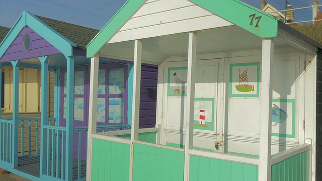 索斯沃尔德,五颜六色的海滩小屋、铜、平底锅视频下载