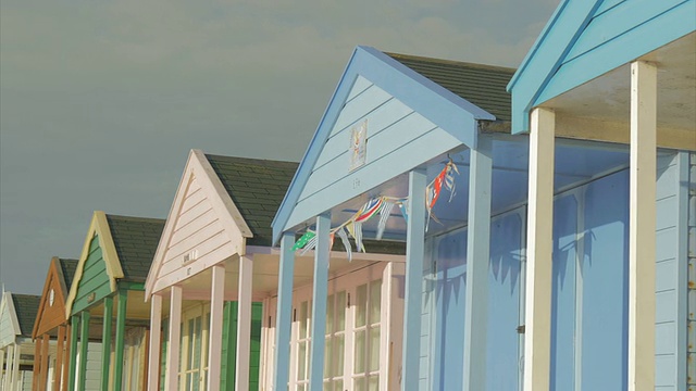 五颜六色的海滩小屋,彩旗,南沃尔德女士,平底锅视频下载
