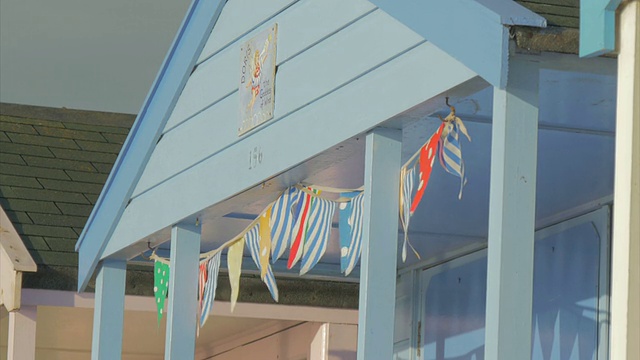 索斯沃尔德,五颜六色的海滩小屋、彩旗、铜视频下载