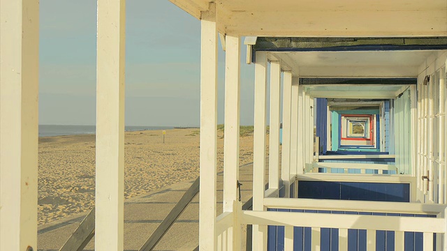 Southwold，色彩斑斓的海滩小屋，从甲板上看，PAN视频下载