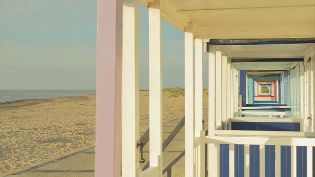 Southwold，色彩丰富的海滩小屋，从甲板上看，WS,PAN视频下载