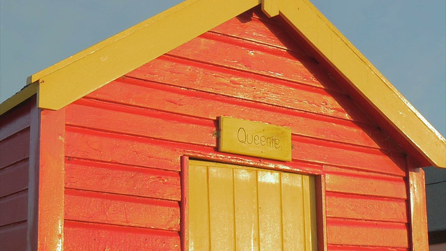 索斯沃尔德，色彩斑斓的奎尼海滩小屋，加州视频下载