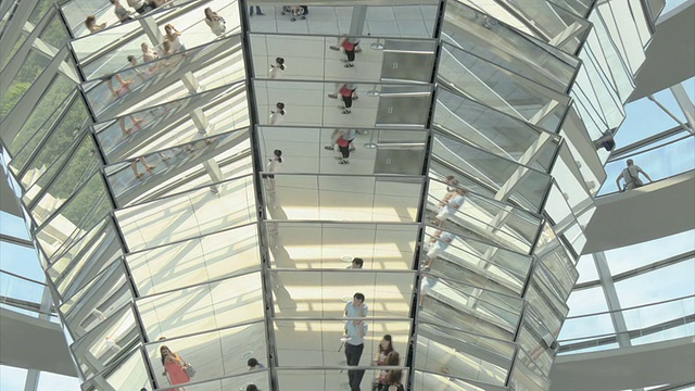 德国国会大厦(Reichstag,Berlin)，玻璃柱中游客的倒影，CU,ZO视频下载