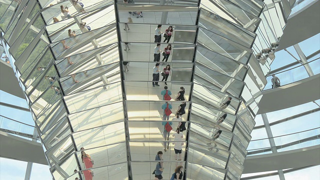 德国国会大厦，柏林，玻璃柱中游客的倒影视频下载
