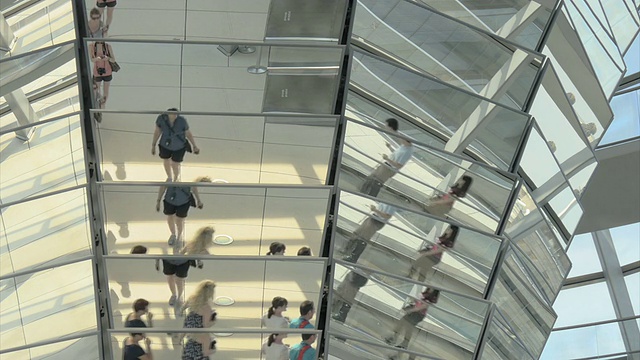 德国国会大厦(Reichstag,Berlin)，玻璃柱中游客的倒影视频下载