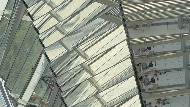 德国国会大厦(Reichstag,Berlin)，玻璃柱中游客的倒影视频下载