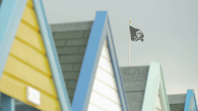 索斯沃尔德，一排海滩小屋，背景是海盗旗，视频下载