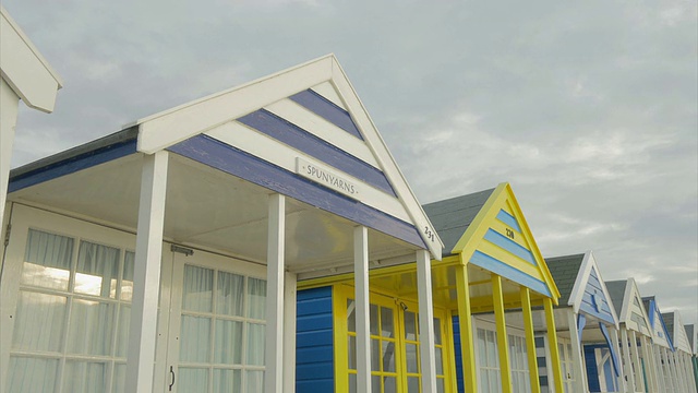 索斯沃尔德，一排海滩小屋，CU,PAN视频下载