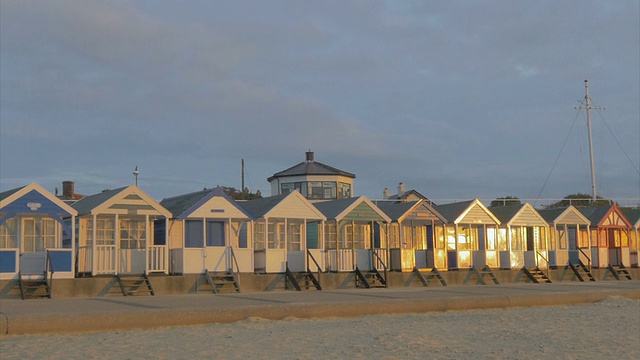 索斯沃尔德，一排海滩小屋，清晨，MS,PAN视频下载