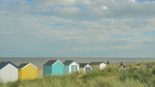 索斯沃尔德，五颜六色的海滩小屋，在沙丘上散步的人们，潘视频下载
