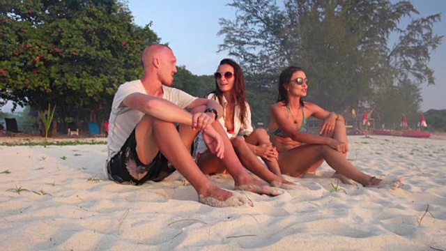 朋友坐在沙滩上4K视频下载