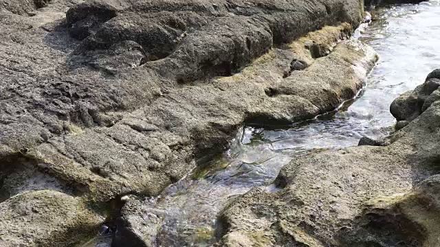 海上冲浪。海浪在沙滩上的海岸岩石视频素材