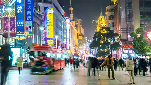 南京路上夜行的时间视频素材