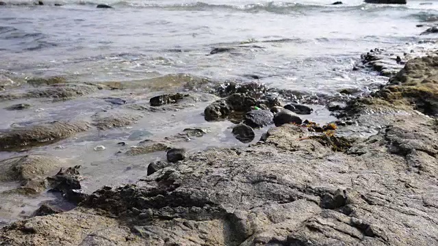 海上冲浪。海浪在沙滩上的海岸岩石视频素材