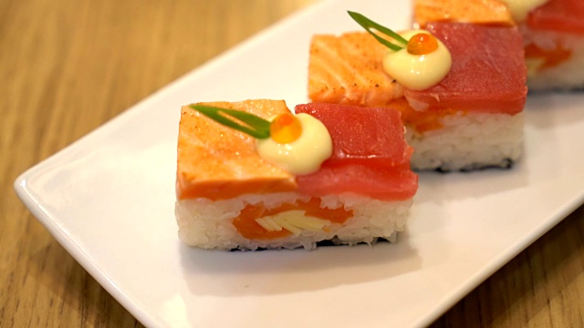 鲑鱼和金枪鱼寿司-日本食物视频素材