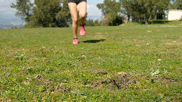 女运动员在草地上跑步视频素材