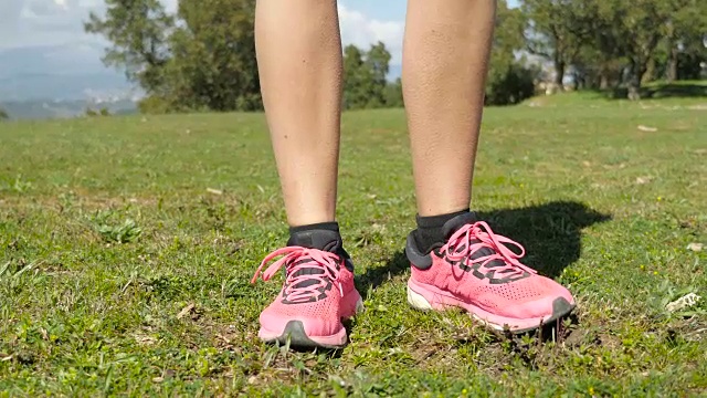 在户外跑步的腿部光滑的女运动员视频素材