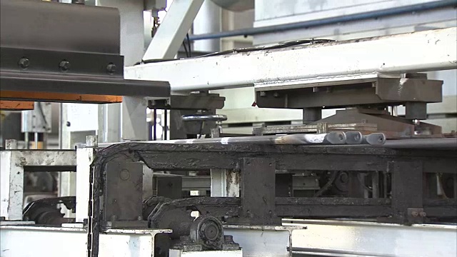 钢轨扣件厂的机器视频素材