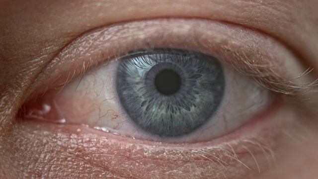 SLO MO ECU蓝色人类眼睛闪烁视频素材