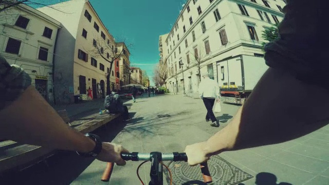 观点POV自行车在城市街头比赛视频素材