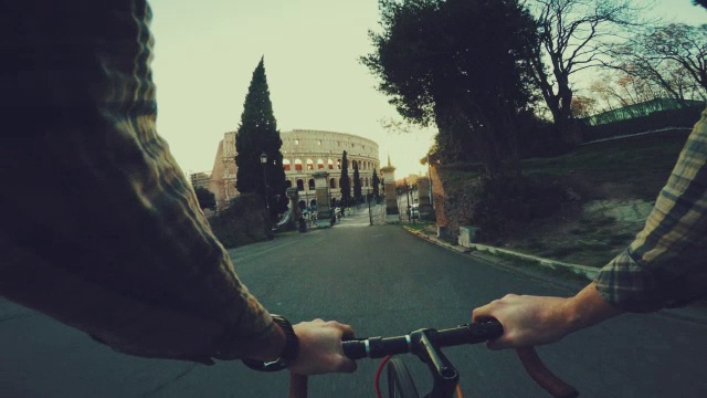 罗马竞技场旁的POV自行车视频素材