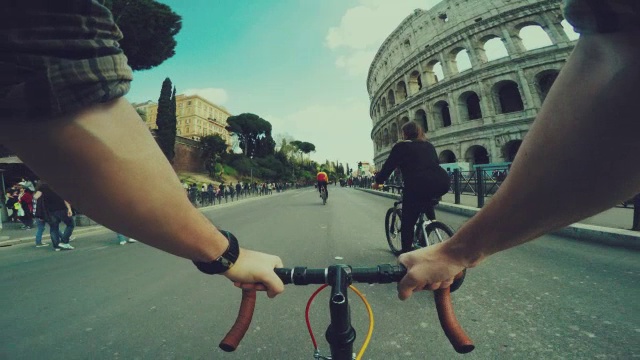 观点POV自行车到罗马竞技场视频素材