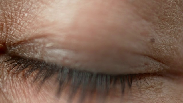 ECU打开一只棕色的眼睛视频素材