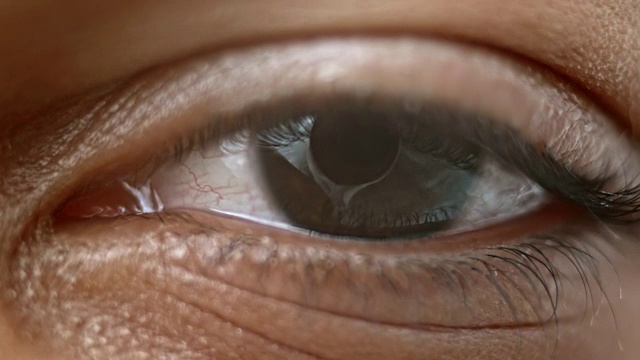 ECU人眼的棕色虹膜视频素材