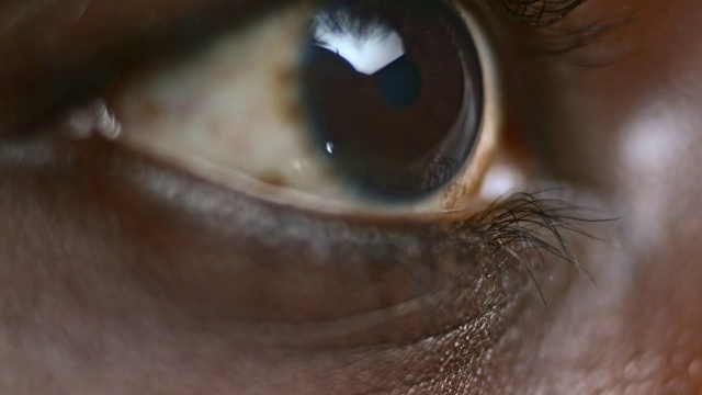ECU一个非裔美国人的棕色眼睛视频素材