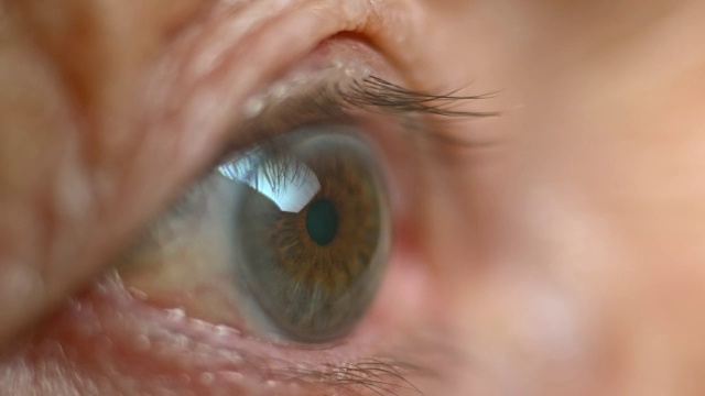 ECU资深人士的棕色眼睛睁开视频素材