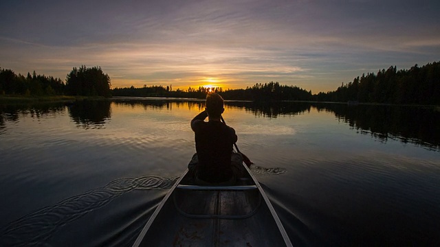 在日落中划独木舟视频素材