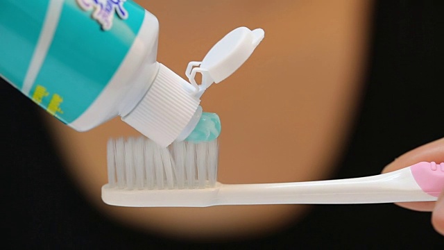 刷牙时把牙膏压在牙刷上视频下载
