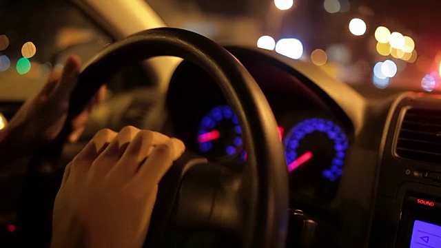 一个紧张地在交通中按喇叭的人的双手。视频下载