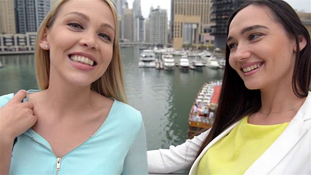 自拍:迪拜码头的自拍视频视频素材