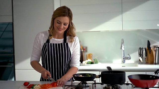 在家里做饭的女人视频素材