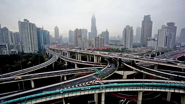 高速公路和建筑的平移和鸟瞰，上海，中国视频下载