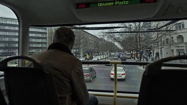 一位活跃的老人驾驶着一辆双层巴士穿过柏林的Kurf�rstendam视频下载
