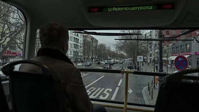 一位活跃的老人驾驶着一辆双层巴士穿过柏林的Kurf�rstendam视频下载