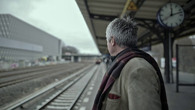 一位精力充沛的老人正在柏林火车站等车视频下载