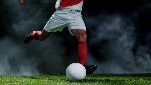 足球运动员在雾中踢任意球视频素材