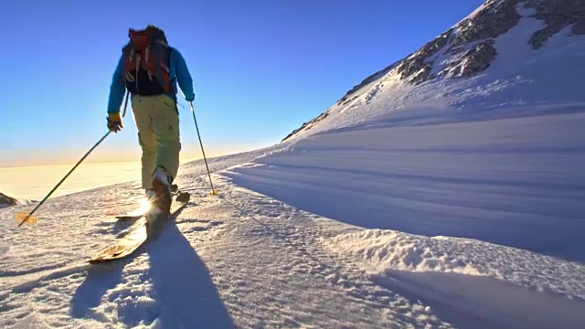 LD Man滑雪旅行走向阳光视频素材