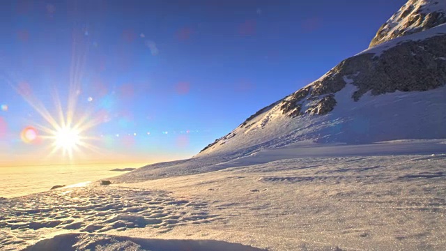 男人在阳光下的山上滑雪旅行视频素材