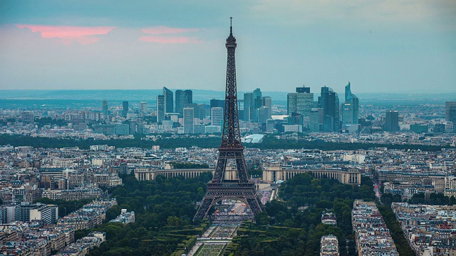 时光流逝:埃菲尔铁塔与巴黎天际线视频素材