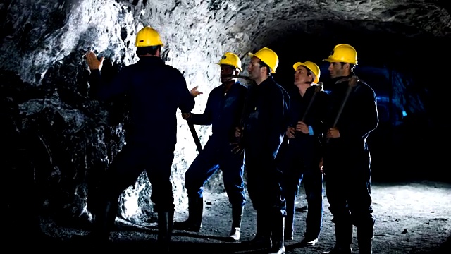 在矿井工作的一群矿工视频下载