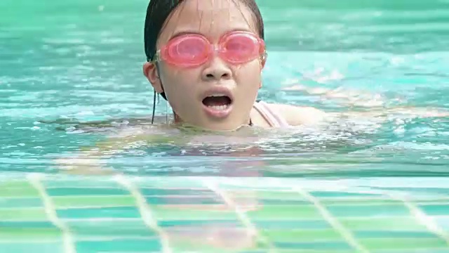 小女孩在池水里游泳视频下载