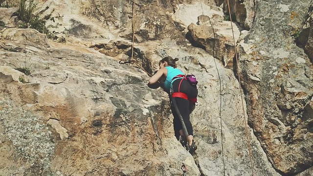 女性攀岩者自由攀登视频素材